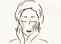 顔全体に馴染ませ、メイクを落とす