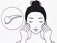 乾いた手肌に適量のテクスチャを取る