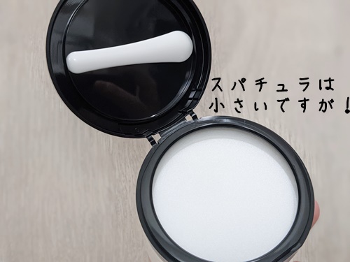 スパチュラは、蓋につくタイプの小さいものが入ってます。